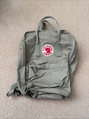 Fjall Raven Kanken beige backpack with Tristan Ikaika spoon ring keychain